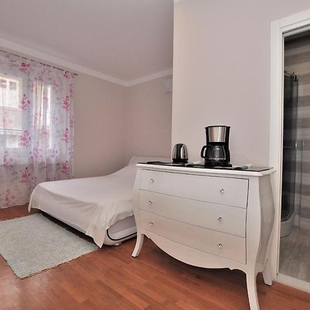 Bedroom With Bathroom Shower Сплит Экстерьер фото