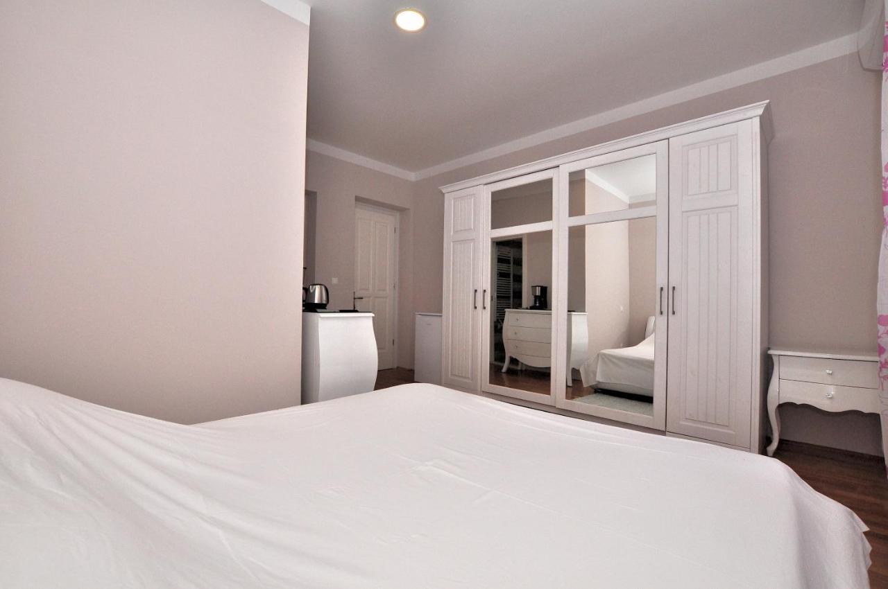Bedroom With Bathroom Shower Сплит Экстерьер фото